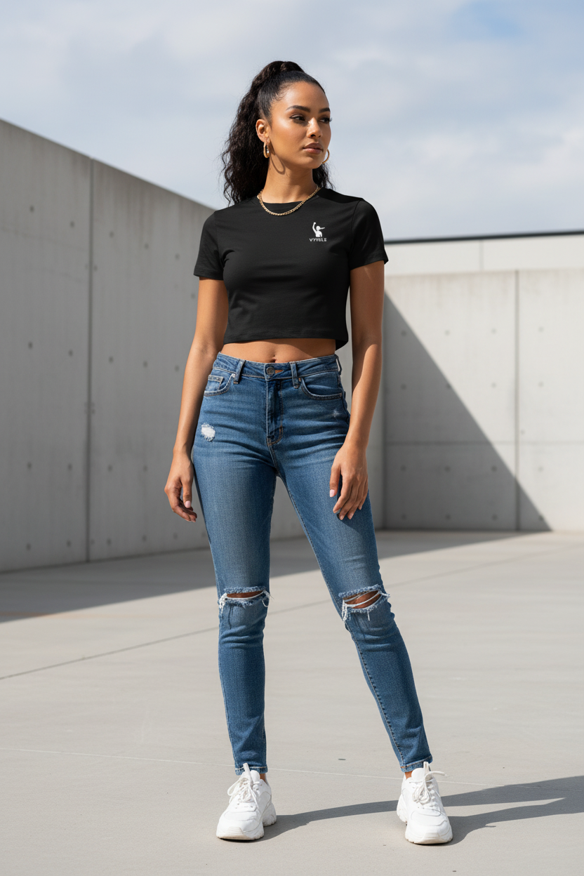 Femme portant un t-shirt crop VYRILE